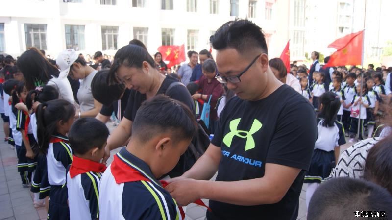 承德高新区凤凰山学校一年级举行新生入队仪式